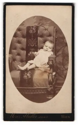 Fotografie Moritz Müller, Wien, Neubaugasse 7, Säugling in gepolstertem Stuhl
