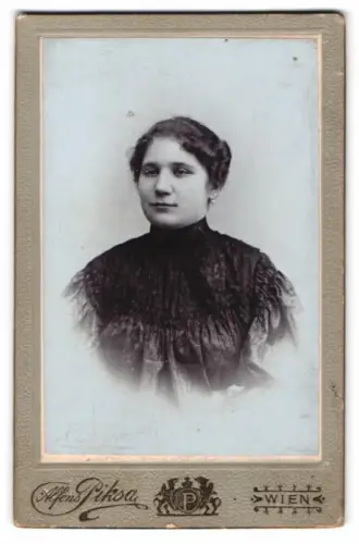 Fotografie Alfons Piksa, Wien, Lacknergasse 9, Porträt einer Frau im dunklen Kleid