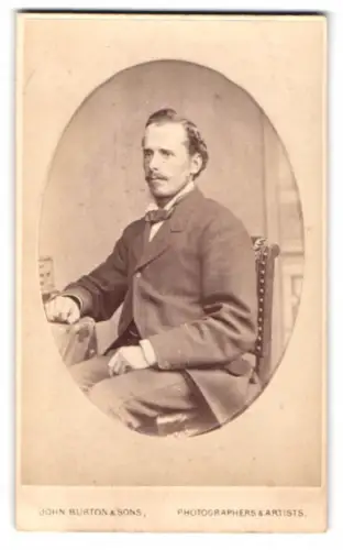 Fotografie John Burton & Sons, Leicester, Vornehmes Herrenportrait