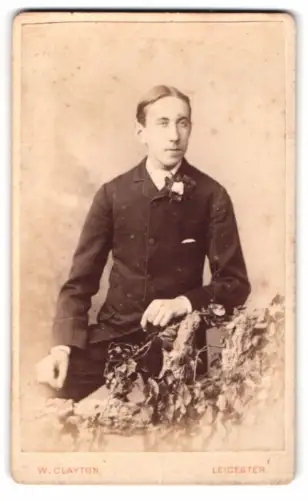 Fotografie W. Clayton, Leicester, London Rd 4, Junger Mann in Anzug mit Blumenanstecker