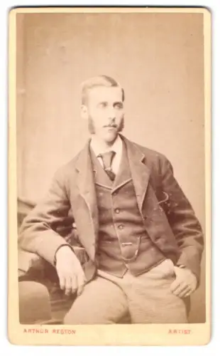 Fotografie Arthur Reston, Stretford, Dorset Street 6, Porträt eines eleganten Herrn