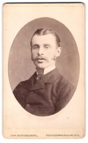 Fotografie John Burton & Sons, Leicester, Porträt eines eleganten Mannes