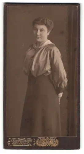 Fotografie J. Kindermann, Frankfurt, Wilhelmplatz 2, Porträt einer Frau in zeitgenössischer Kleidung