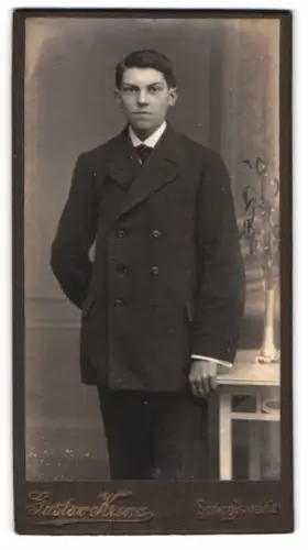 Fotografie Gustav Krenz, Schirgiswalde, Eleganter junger Mann im Anzug