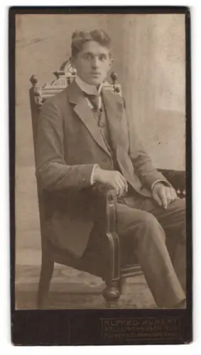 Fotografie Alfred Kunert, Recklinghausen, Marienstrasse 25, Porträt eines sitzenden Mannes
