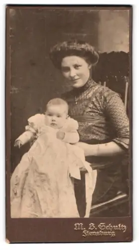 Fotografie M. B. Schultz, Flensburg, Mutter mit ihrem Kind im Porträt