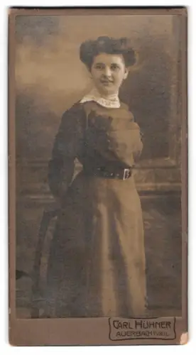 Fotografie Carl Hühner, Auerbach i. Vogtl., Elegante Frau im langen Kleid