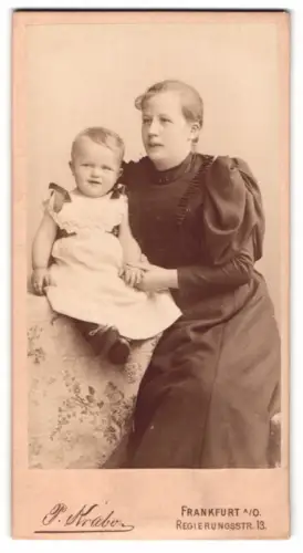 Fotografie P. Krabv, Frankfurt a. O., Regierungsstr. 13, Mutter mit Kind im Atelier