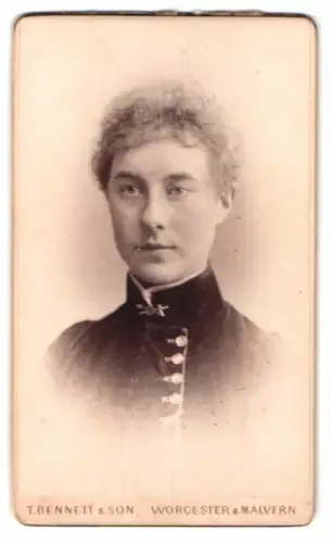 Fotografie T. Bennett & Son, Worcester, Broad St 8, Porträt einer Frau in elegantem Kleid