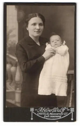 Fotografie Atelier Wolff, Crefeld, Neusserstr. 57, Mutter mit ihrem Baby in zarter Umarmung