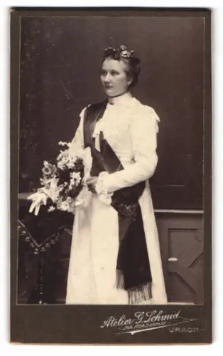 Fotografie G. Schmid, Urach, Frau mit Blumenstrauss und Schärpe
