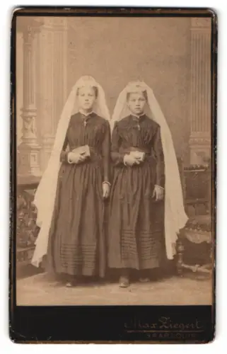 Fotografie Max Ziegert, Saarlouis, Zwei junge Mädchen in festlicher Kleidung