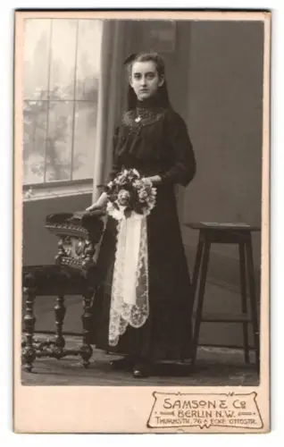 Fotografie Samson & Co., Berlin, Thurstrasse 76, Mädchen mit Blumenstrauss und Bibel