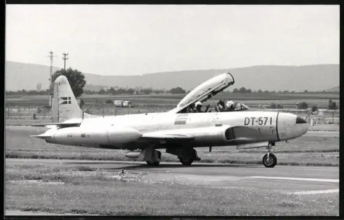 Fotografie Flugzeug zweistrahliger Jet, Kampfflugzeug Kennung DT-571