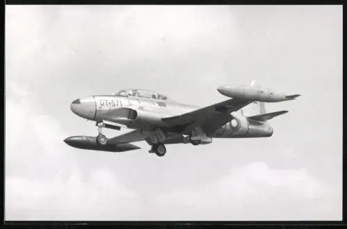 Fotografie Flugzeug zweistrahliger Jet, Kampfflugzeug Kennung DT-571