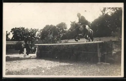 Foto-AK Reiter mit Pferd springt über eine Hecke