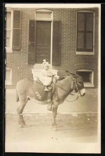 Foto-AK Kleinkind reitet auf einem Esel