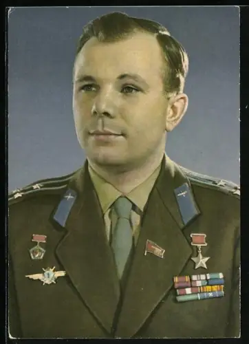 AK Portrait Kosmonaut Juri Gagarin in Uniform mit dem Orden Held der Sowjetunion und vielen Bandschnallen