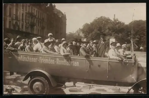 Foto-AK München, Autobus der Münchener Fremden-Rundfahrten