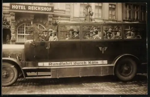 Foto-AK Köln, Autobus Rundfahrt durch Köln, Hotel Reichshof