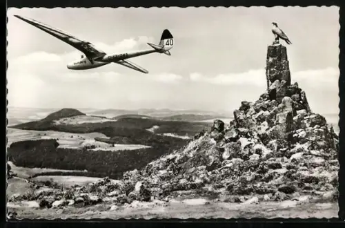 AK Segelflugzeug über dem Fliegerdenkmal auf der Wasserkuppe
