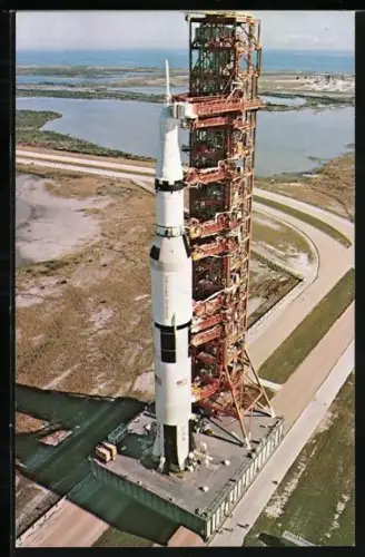 AK Apollo 16 on its Mobile Launcher, Raumfahrt