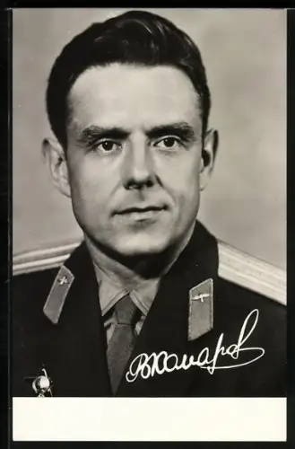 AK Kosmonaut Wladimir Michailowitsch Komarow, Kommandant Wosschod I, Raumfahrt