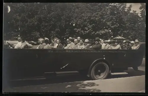 Foto-AK Wien, Autobus der Vereinigten Wiener Auto-Rundfahrten