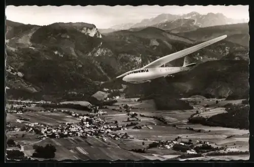 AK Unterwössen /Obb., Segelflugzeug über dem Ort
