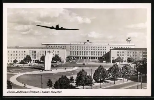 AK Berlin, Luftbrücken-Denkmal, Flughafen Tempelhof, Flugzeug