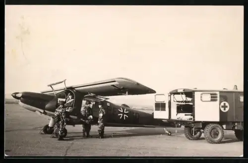 AK Flugzeug mit Verwundetentransport der Bundeswehr