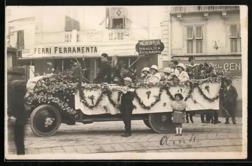 Foto-AK Festlich geschmückter Autobus