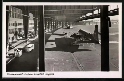 AK Berlin, Zentral-Flughafen Tempelhof, Flugsteig