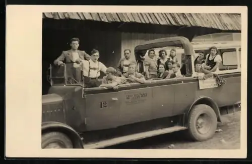 Foto-AK Autobus von Holda, Passagiere in Tracht
