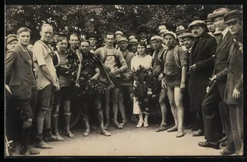 Foto-AK Radsport, Siegerehrung mit Siegerkranz
