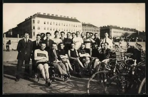 Foto-AK Radrennfahrer mit ihren Fahrrädern, Radsport