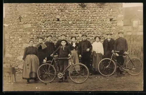 Foto-AK Fahrrad-Fahrer mit ihren Rädern