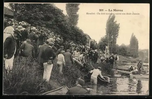 AK La Marne, Bergung eines in den Fluss gestürzten Autos