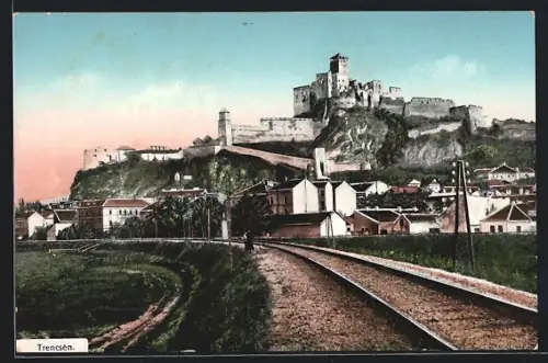 AK Trencsen, Teilansicht von den Schienen aus mit Burg