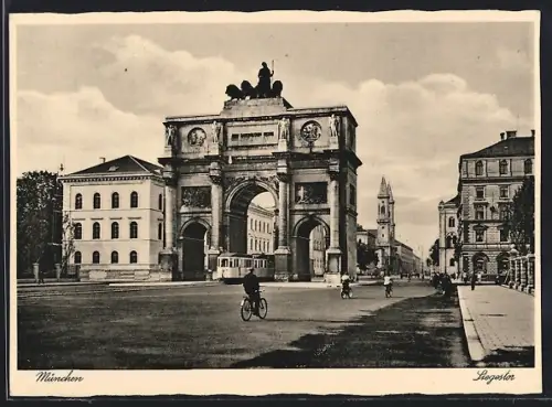 AK München, Siegestor mit Strassenbahn