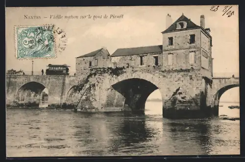 AK Nantes, Vieille maison sur le pont de Pirmil, Strassenbahn