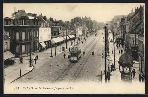 AK Calais, Le Boulevard Jacquard, Strassenbahn und Häuserfassaden aus der Vogelschau