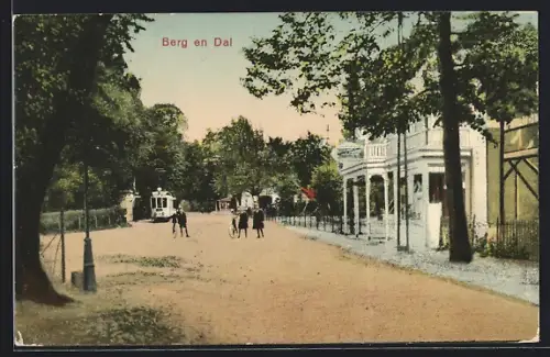 AK Berg en Dal, Strassenpartie mit Strassenbahn