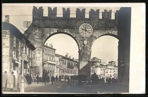 AK Verona, Strassenpartie am Tor mit Uhr