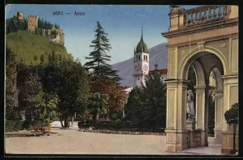 AK Arco, Strassenpartie mit Kirche