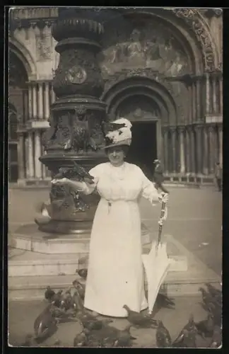 AK Venezia, Frau mit Tauben auf dem Arm
