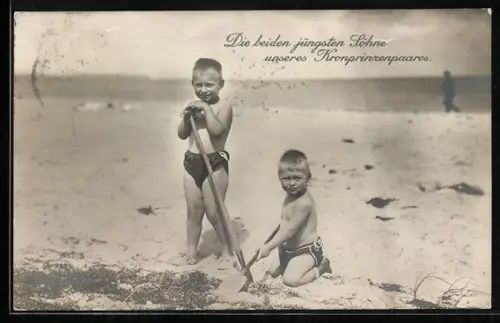AK Kronprinz Wilhelm von Preussen mit seinem Bruder am Strand