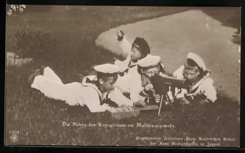 AK Kronprinz Wilhelm von Preussen mit seinen Brüdern am Maschinengewehr