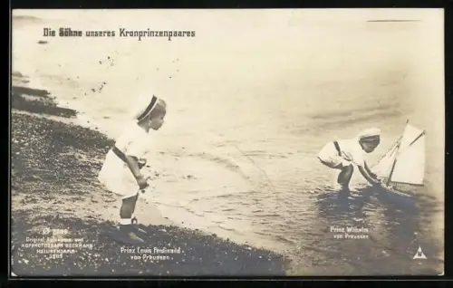 AK Prinz Louis Ferdinand von Preussen mit seinem Bruder Prinz Wilhelm beim Spiel mit einem Segelboot