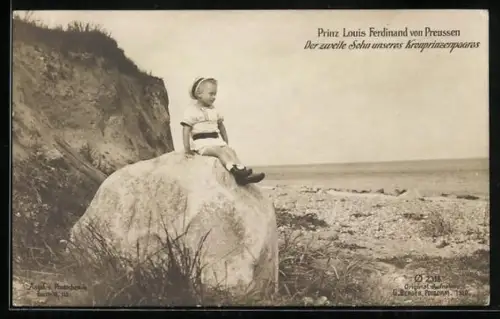AK Prinz Louis Ferdinand von Preussen auf einem Stein am Strand sitzend